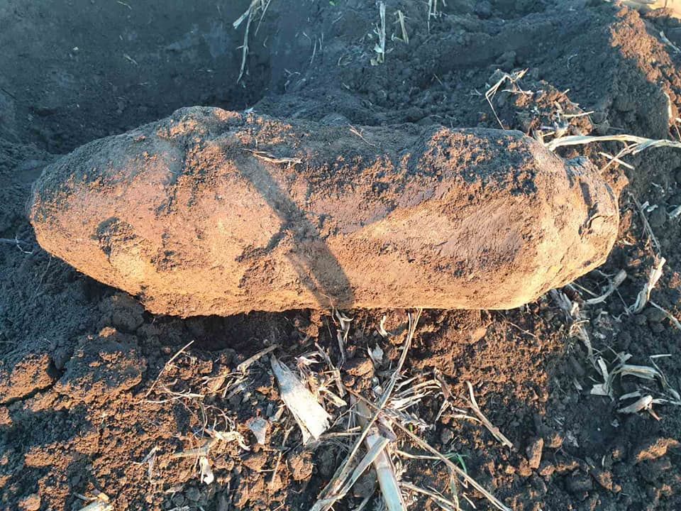 FOTO - O bombă de 50 de kg din al Doilea Război Mondial, găsită pe un câmp din țară