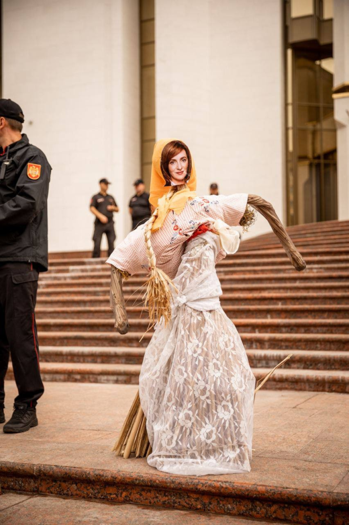 FOTO// Cât Maia Sandu a fost la Comrat, protestatarii au lăsat o MOMÂIE cu chipul ei pe scările președinției